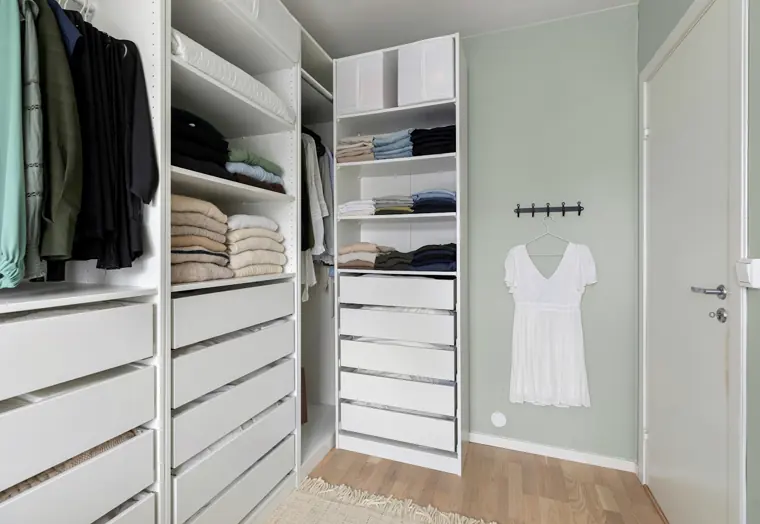 EcOrganizing: a neatly organized closet with folded clothes